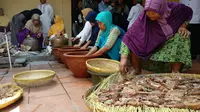 Bekasem ikan salah satu lauk pauk yang akan disajikan dalam nasi jimat pada tradisi Panjang Jimat di Keraton Kasepuhan Cirebon. Foto (Liputan6.com / Panji Prayitno)