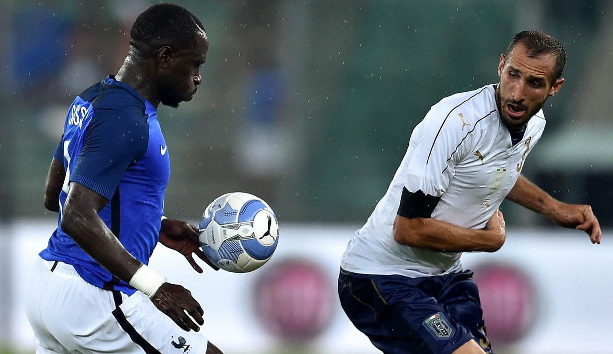 Bek Italia, Giorgio Chiellini, berusaha menahan laju gelandang Prancis, Moussa Sissoko. Meski kalah penguasaan bola namun serangan tim Ayam Jago lebih efektif dibanding Azzurri. (AFP/Alberto Pizzoli)