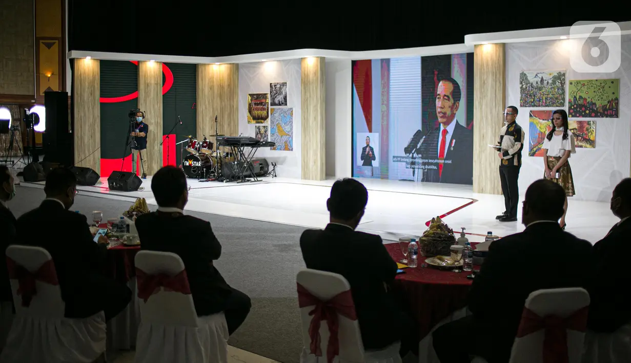 Presiden Joko Widodo menyampaikan sambutan secara virtual pada pembukaan Hari Disabilitas Internasional di Gedung Kemensos, Jakarta, Kamis (3/12/2020). Acara bertema Membangun Kembali Kehidupan yang Lebih Baik, Lebih Inklusif, Lebih Berkelanjutan di Masa Pandemi Covid-19.(Liputan6.com/Faizal Fanani)