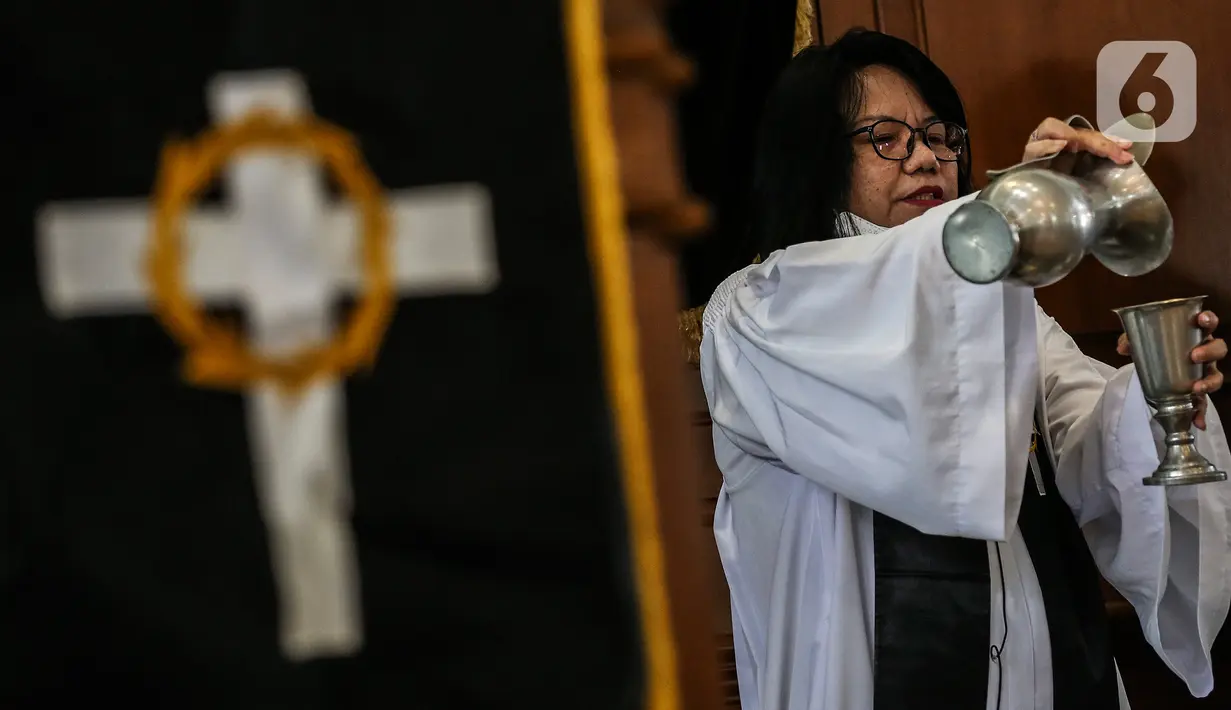 Pendeta memimpin prosesi Perjamuan Kudus Ibadah Paskah Jumat Agung di GPIB Effatha Jakarta, Jumat (15/4/2021). Tahun ini GPIB Effatha melaksanakan Ibadah dalam rangkaian Perayaan Paskah secara Luring dan Daring dengan menerapkan protokol kesehatan ketat. (Liputan6.com/Johan Tallo)