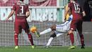 Pemain Inter Milan Geoffrey Kondogbia saat mencetak gol pada lanjutan Liga Italia Serie A di Stadion Olympic, Turin, MInggu (8/11/2015) WIB. Inter menang 1-0. (AFP Photo/Marco Bertorello) 