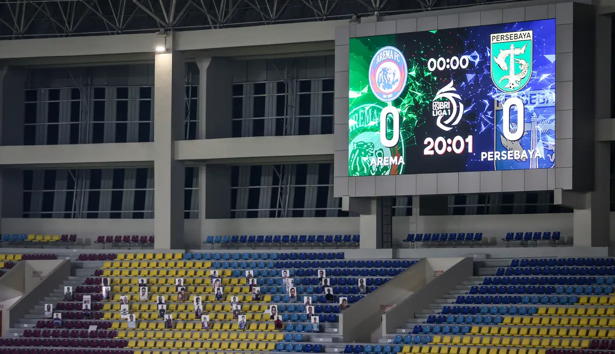 Sejumlah papan berwajah para fans Arema FC terlihat saat laga pekan kesebelas BRI Liga 1 2021/2022 antara Arema FC melawan Persebaya Surabaya di Stadion Manahan, Solo, Sabtu (06/11/2021). (Bola.com/Bagaskara Lazuardi)
