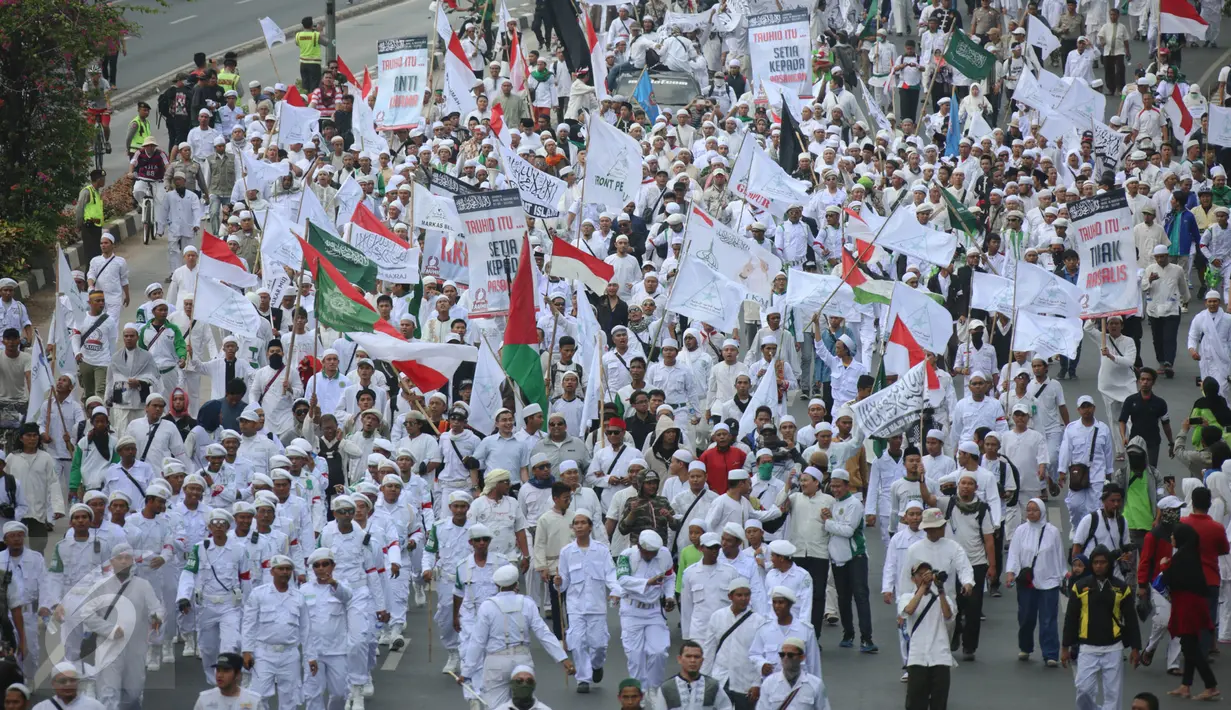 Suasana Parade Tauhid di kawasan Bundaran HI, Jakarta, Minggu (16/8/2015). Parade Tauhid yang diikuti berbagai organisasi massa Islam ini digelar dalam rangka mensyukuri kemerdekaan RI yang ke 70 tahun. (Liputan6.com/Faizal Fanani)