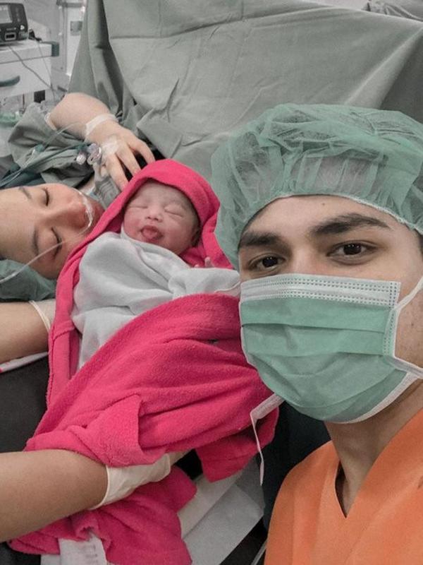 Adzana Bing Slamet melahirkan (Instagram/ @rizkyalatas)