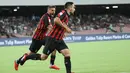 Gelandang AC Milan, Giacomo Bonaventura (kanan) berselebrasi usai mencetak gol ke gawang Napoli pada lanjutan Liga Serie A Italia di San Paolo Stadium, Naples (25/8). Napoli menang tipis atas Milan 3-2. (Alessandro Garofalo/ANSA via AP)