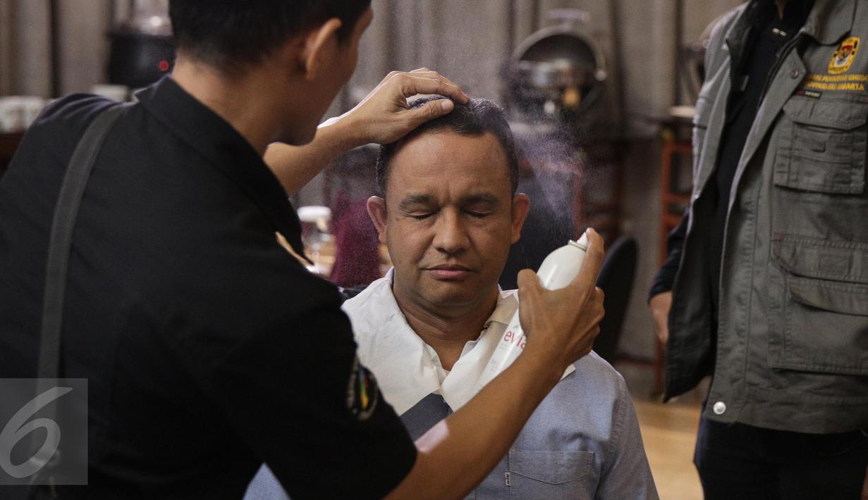 Calon Gubernur DKI Jakarta no 3, Anies Baswedan saat dirias dibelakang panggung sebelum debat terakhir Pilgub DKI Jakarta di Hotel Bidakara, Jakarta, Rabu (12/4). (Liputan6.com/Faizal Fanani)