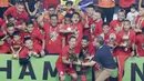 Pemain Persija Jakarta, Ismed Sofyan dan Bambang Pamungkas, mengangkat piala saat selebrasi juara Liga 1 di SUGBK, Jakarta, Minggu (09/12). Persija Jakarta menang 2-1 atas Mitra Kukar. (Bola.com/M Iqbal Ichsan)