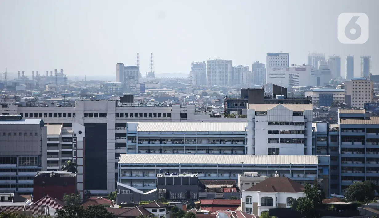 Pemandangan gedung bertingkat di Jakarta, Selasa (28/7/2020). Provinsi DKI Jakarta dan Jawa Barat menjadi dua daerah pertama penerima dana program Pinjaman Pemulihan Ekonomi Nasional (PEN) Daerah karena terdampak COVID-19 pada kesejahteraan dan ekonomi masyarakatnya. (Liputan6.com/Faizal Fanani)