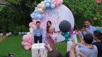 Momen Nino Fernandez dan Steffi Zamora gelar gender reveal. [IG: @steffizamoraaa]