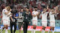 Para pemain Tunisia memberikan tepuk tangan kepada para pendukung setelah melawan Denmark pada pertandingan grup D Piala Dunia 2022 Qatar di Education City Stadium di Al Rayyan, Qatar, Selasa (22/11/2022). Tunisia dan Denmark sama-sama sempat mencetak gol di pertandingan ini. Namun, gol mereka dianulir wasit karena offside. (AP Photo /Hasan Ammar)