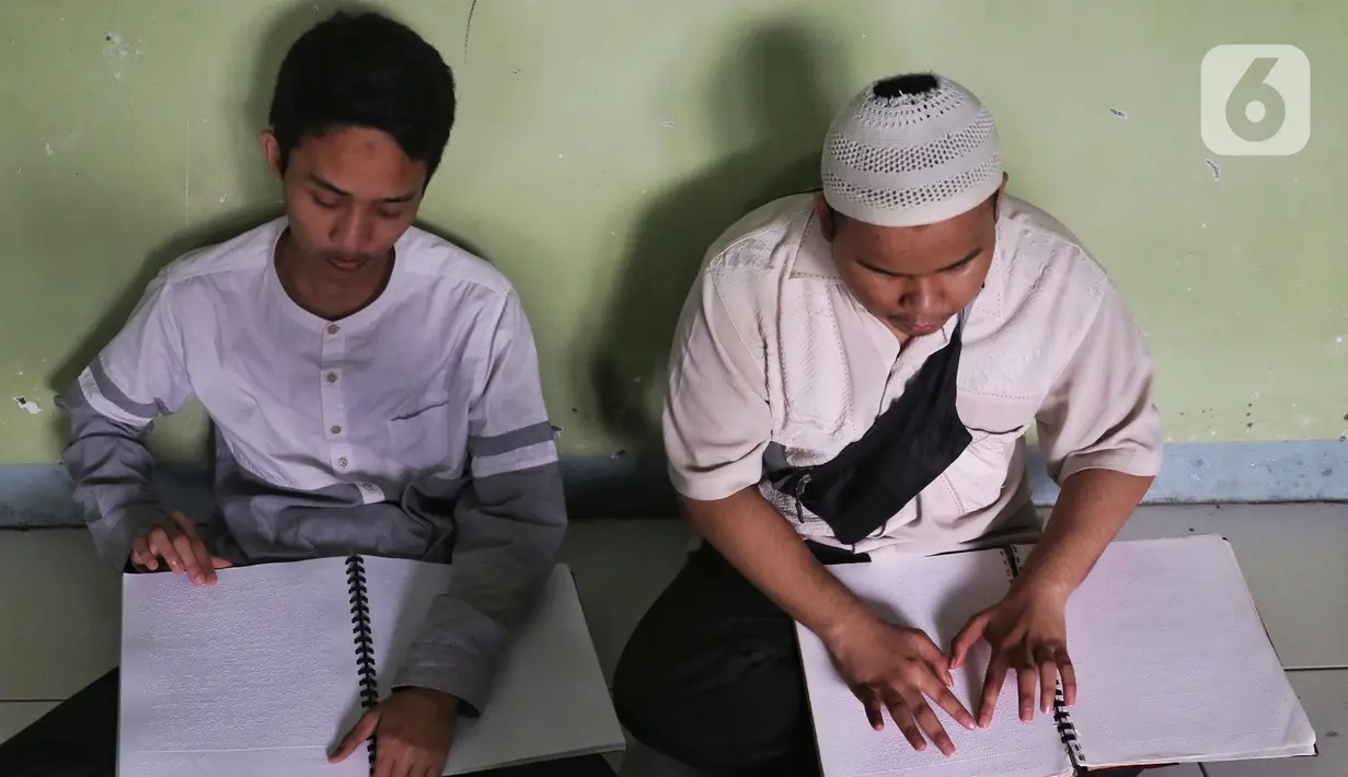 Pelajar penyandang tuna netra mengikuti Tadarus Al Quran braille di Yayasan Tunanetra Raudlatul Makmufin Serpong, Tangerang Selatan, Banten, Rabu (28/4/2021). Selama bulan suci Ramadhan, Yayasan Tunanetra Raudlatul Makmufin mewajibkan pelajar untuk mengkhatamkan Alquran. (Liputan6.com/Angga Yuniar)