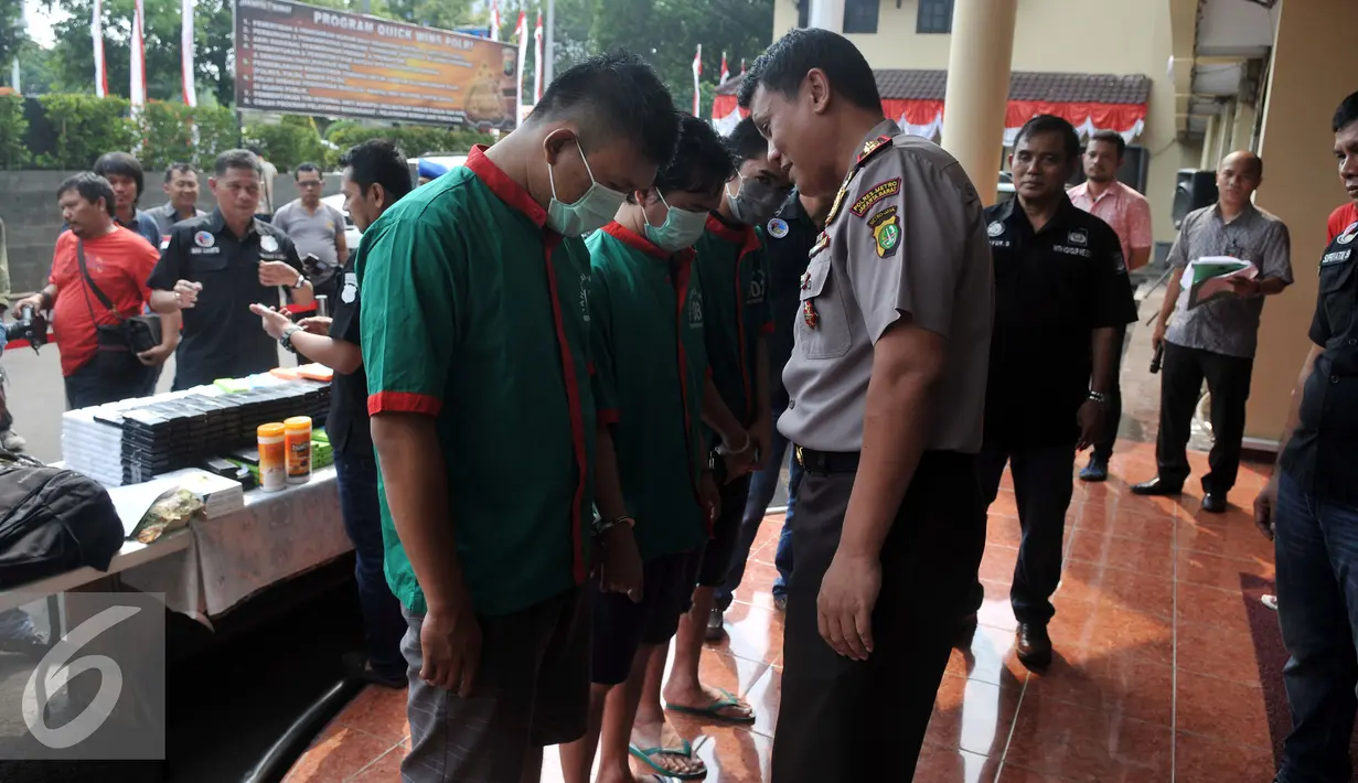 Kapolres Jakarta Barat Komisaris Besar Pol Rudy Heriyanto Adi Nugroho berbincang dengan tersangka saat rilis barang bukti shabu di Jakarta Barat, Jumat (24/6). (Liputan6.com/Johan Tallo)