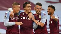 Para pemain Aston Villa merayakan gol yang dicetak oleh Jack Grealish ke gawang Liverpool pada laga Liga Inggris di Stadion Villa Park, Minggu (4/10/2020). Liverpool takluk dengan skor 7-2. (Peter Powell/Pool via AP)
