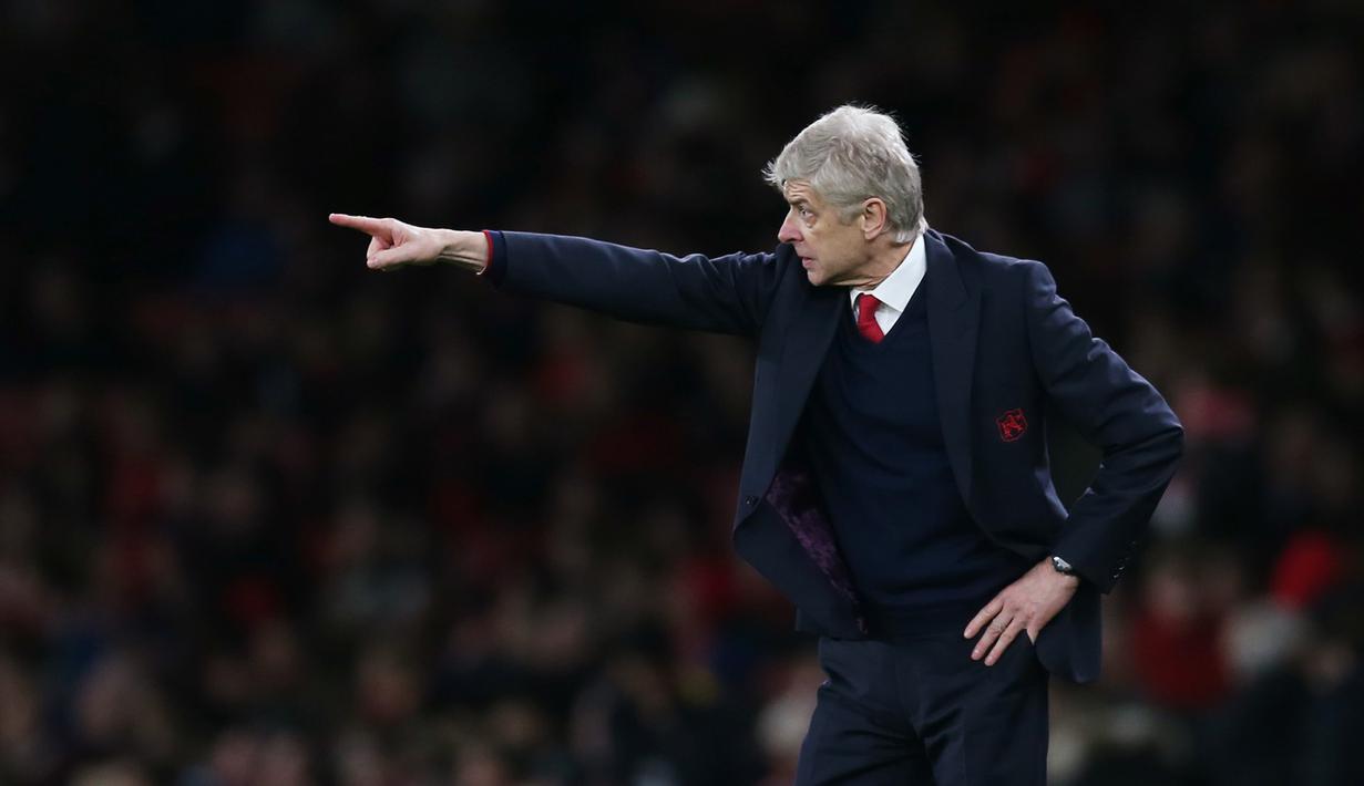 Pelatih Arsenal Arsene Wenger memberikan instruksi kepada anak asuhnya pada  anjutan Liga  Premier Inggris di Stadion Emirates, London, Sabtu (5/12/2015).  (Reuters/Alex Morton)