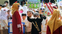 Dengan mengenakan seragam sekolah rapi, para siswa tampak antusias dan bahagia mengikuti pawai. (Liputan6.com/Herman Zakharia)