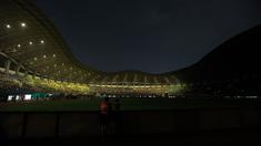 Suasana stadion Patriot Candrabhaga setelah lampu padam pada menit ke-15 saat laga uji coba antara Persija Jakarta melawan Ratchaburi FC, Minggu (25/6/2023) malam WIB. (Bola.com/M Iqbal Ichsan)