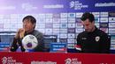 Sementara, ekspresi berbeda nampak dari gelandang Timnas Indonesia, Thom Haye, yang menunjukkan ekspresi datar dan sering menunduk hampir sepanjang sesi tanya jawab dengan wartawan itu. (Bola.com/M Iqbal Ichsan)