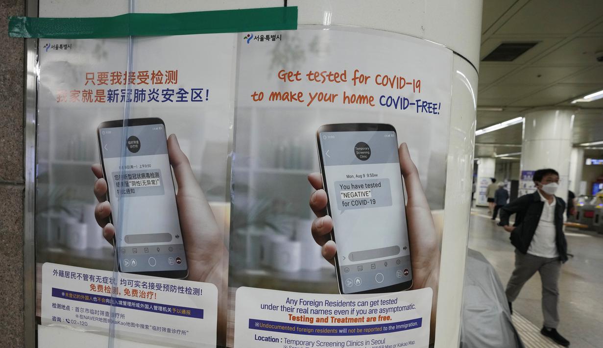 Seorang pria yang mengenakan masker melewati poster tentang tindakan pencegahan terhadap virus corona di stasiun kereta bawah tanah di Seoul, Korea Selatan, Rabu (1/9/2021). Korea Selatan pada hari Rabu melaporkan lebih dari 2.000 kasus virus corona baru. (AP Photo/Ahn Young-joon)
