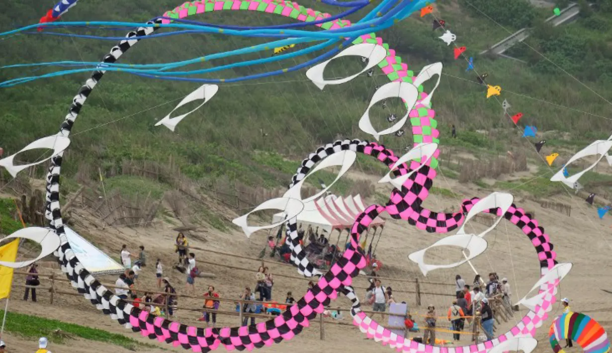 Pengunjung melihat berbagai bentuk layang-layang saat Festival Layang-Layang Internasional ke-16 di Baisha Bay, Taipei, Taiwan, 26 September 2015. (AFP PHOTO/Sam Yeh)