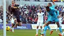 Emmanuel Adebayor memperlihatkan ketajamannya setelah mencetak gol ke gawang Swansea melalui sundulan kepala. (AFP/Geoff Caddick)