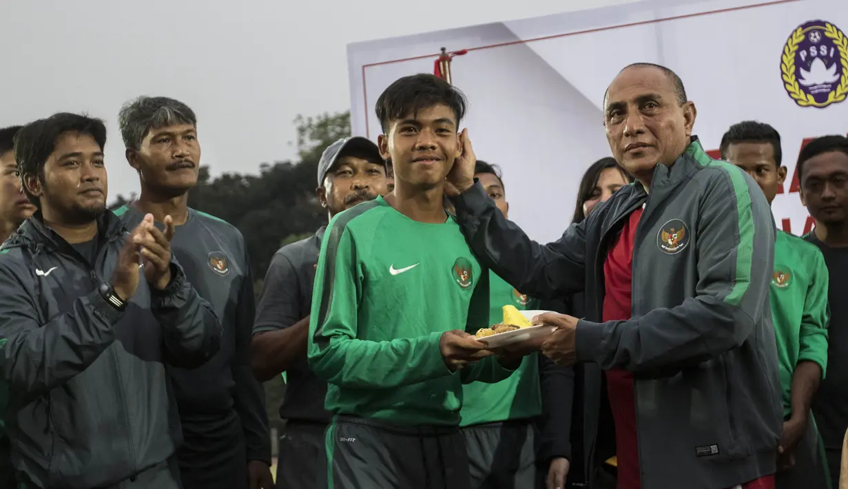 Ketum PSSI, Edy Rahmayadi, memberi potongan tumpeng kepada kapten Timnas Indonesia U-16, David Maulana, di Stadion Atang Sutresna, Jakarta Timur, Rabu (12/9/2017). Timnas U-16 akan mengikuti kualifikasi Piala AFC U-16. (Bola.com/Vitalis Yogi Trisna)