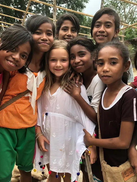 Terlihat Harper pun dengan meggemaskan berpose dengan anak-anak sumba yang tak kalah cantik. (instagram/victoriabeckham)