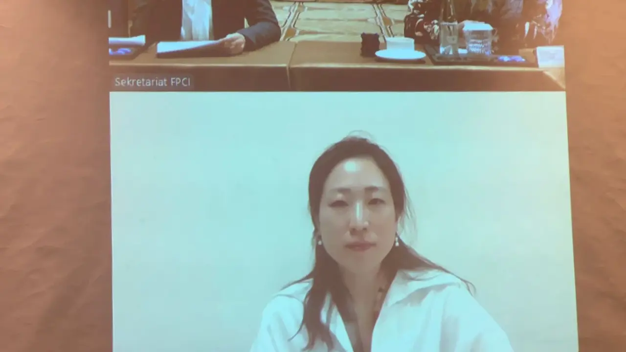 International Development Manager Korea Institute of Patent Information Janet Sohlhee Yu (bawah) dalam paparan kepada media peserta Indonesia-Korea Journalist Network 2024 (IKJN) yang diselenggarakan FPCI dan Korea Foundation, Kamis (10/10/2024).
