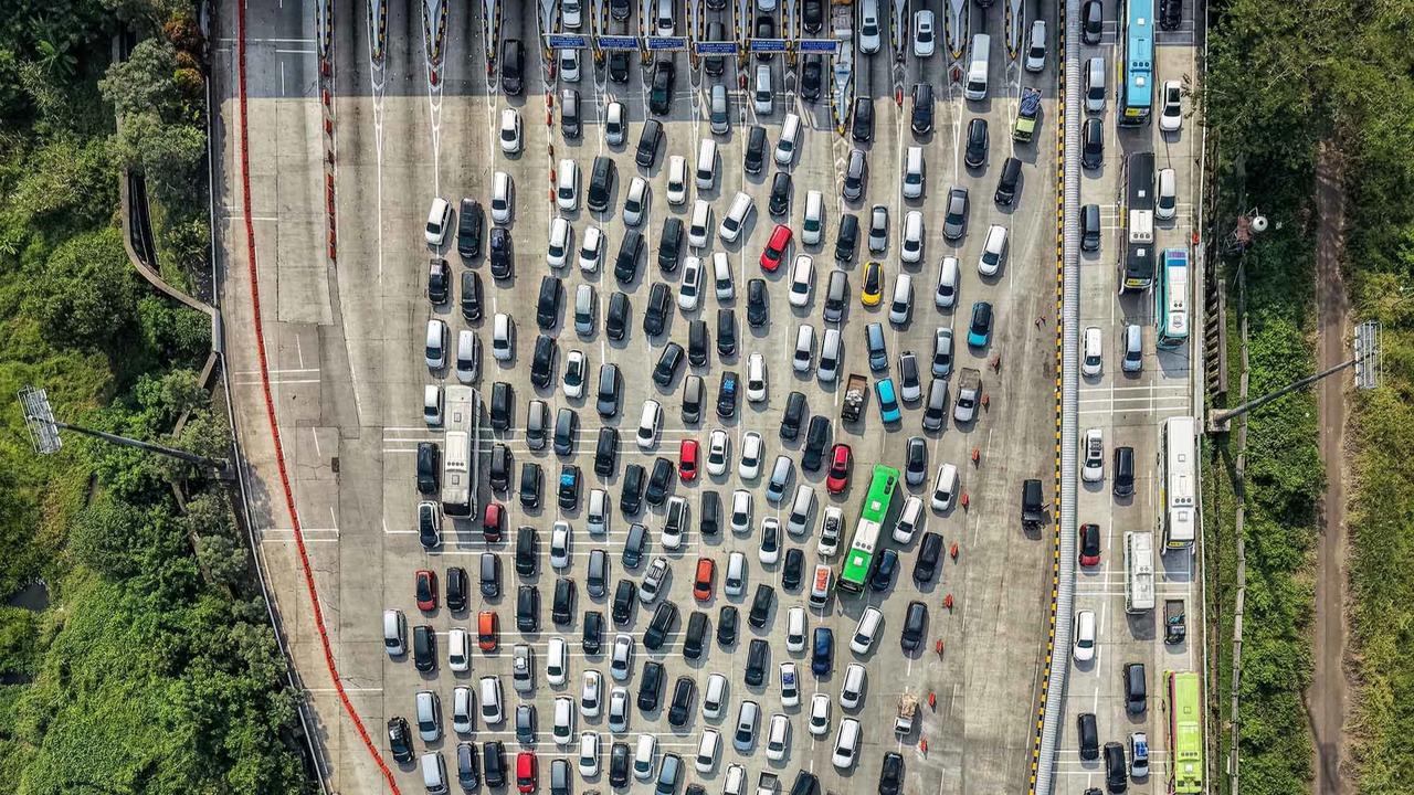 FOTO: Kemacetan Mengular di Gerbang Tol Cikampek Jelang Puncak Arus  Mudik Lebaran 2026
