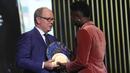 Penghargaan yang diterima oleh Vinicius Jr tersebut diberikan langsung oleh Pangeran Monako. 
(AP Photo/Michel Euler)