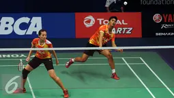 Ganda campuran Indonesia Alfian Eko Prasetya/Annisa Saufika mengembalikan bola saat laga melawan Jacco Arends/Selena Piek (Belanda) di babak kedua BCA Indonesia Open 2016, Jakarta, Kamis (2/6/2016). (Liputan6.com/Helmi Fithriansyah)