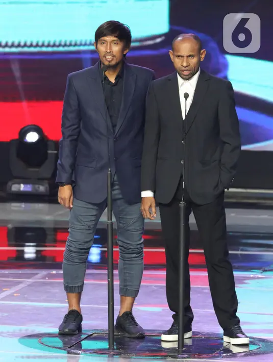 Penampilan Budi Sudarsono (kiri) dan Elie Aiboy saat gelaran Indonesian Soccer Award 2019 di Studio 6 Indosiar, Jakarta, Jumat (10/1/2020). 16 penghargaan diberikan pada acara ini. (Liputan6.com/Helmi Fithriansyah)