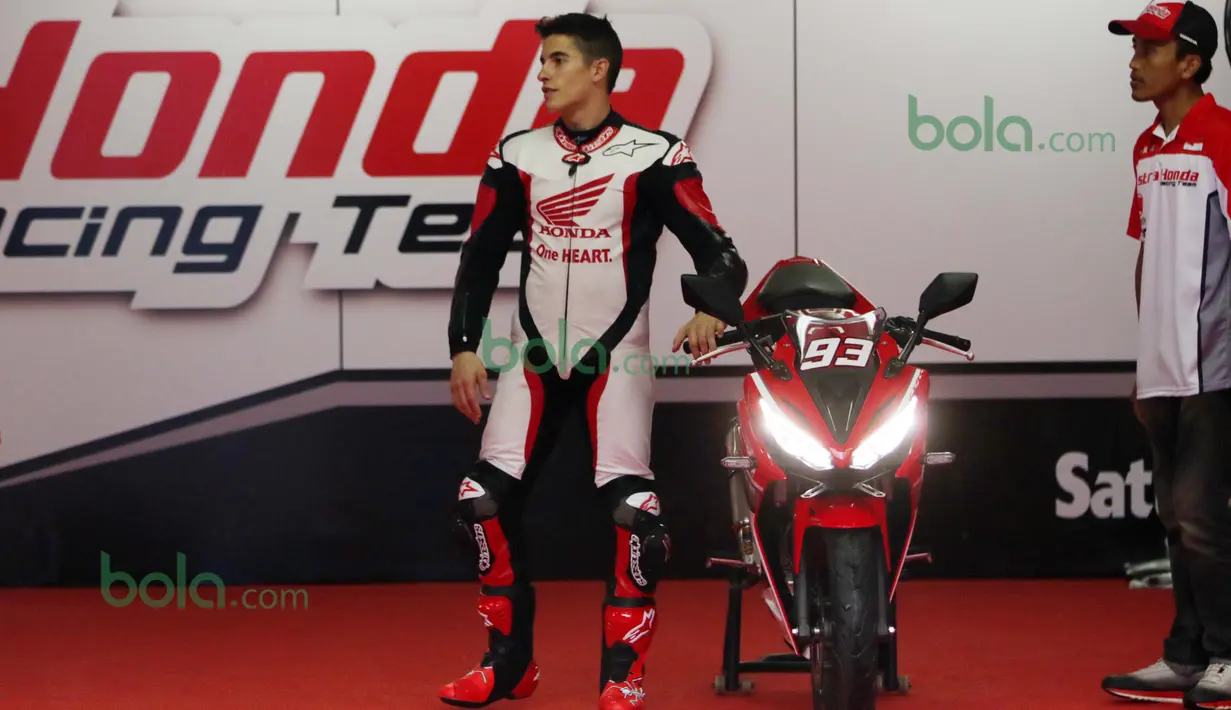  Marc Marquez bersiap menunggangi  motor Honda CBR 150 di Sentul, Bogor, Minggu (14/2/2016). (Bola.co/Nicklas Hanoatubun)