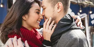 Tyas Mirasih bersama tunangannya, Raiden Soedjono sedang merayakan dua tahun hubungannya. Foto-foto romantis keduanya dibagikan dalam akun media sosial. Keduanya merayakan di Jepang. (Instagram/tyasmirasih)