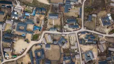 Pemandangan atap rumah-rumah tradisional Korea (hanok) di Kampung Rakyat Hahoe, Andong, Korea Selatan, 19 November 2018. Desa ini masuk situs Warisan Dunia UNESCO yang menampilkan rumah tradisional Korea dari dinasti Joseon (1392-1887). (Ed JONES/AFP)