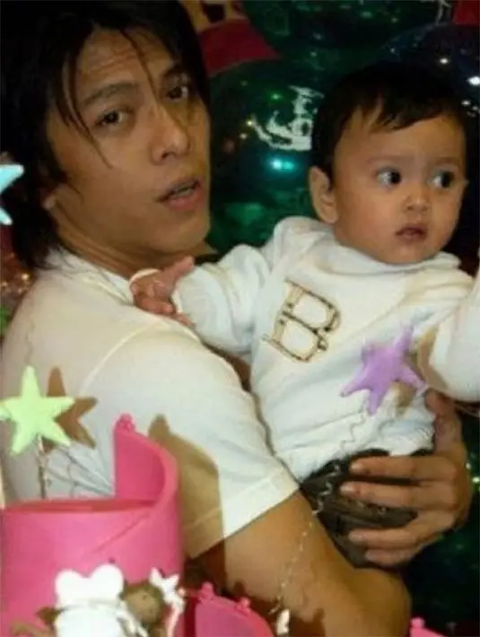 Alleia memiliki paras cantik seperti bundanya. Alleia lahir pada tahun 2005 lalu.Pernikahan Ariel dan Sarah berakhir pada tahun 2008 silam. [Instagram/alleialovers]