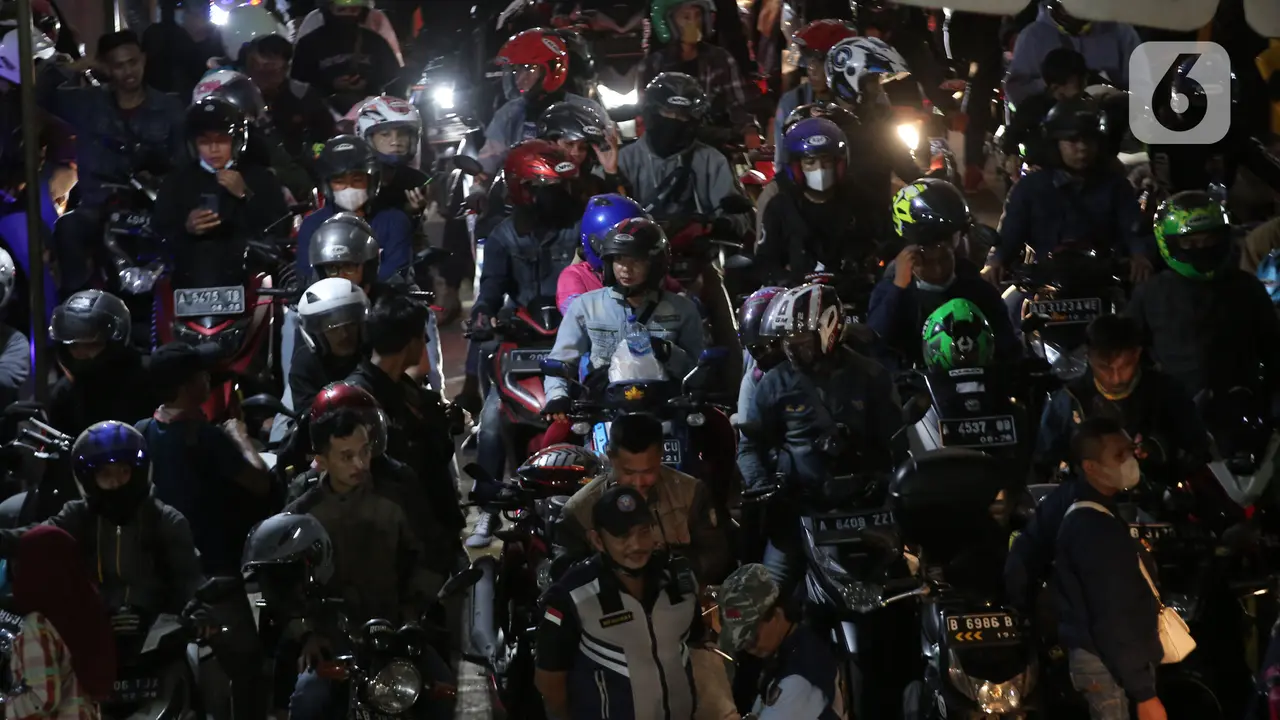 Pemudik sepeda motor padati pelabuhan merak
