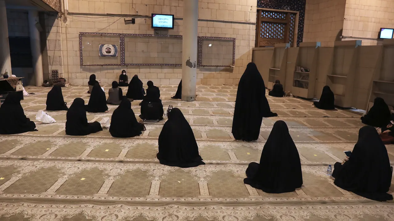 FOTO: Antusiasme Warga Iran Berburu Malam Lailatul Qadar