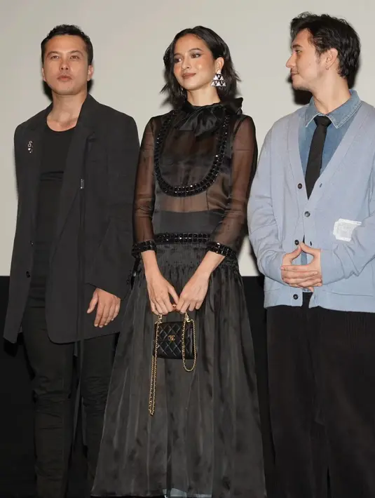 Beradu peran dengan Nicholas Saputra, Putri Marino tampil curi perhatian dengan outfit serba hitam. [@hagaipakan]