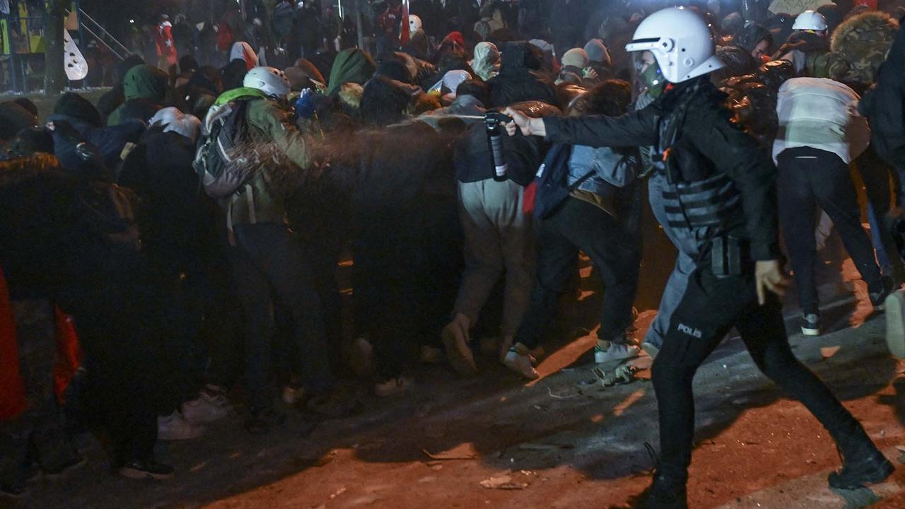 FOTO: Bentrok Pengunjuk Rasa dengan Polisi Memprotes Penahanan Walikota Istanbul Turki