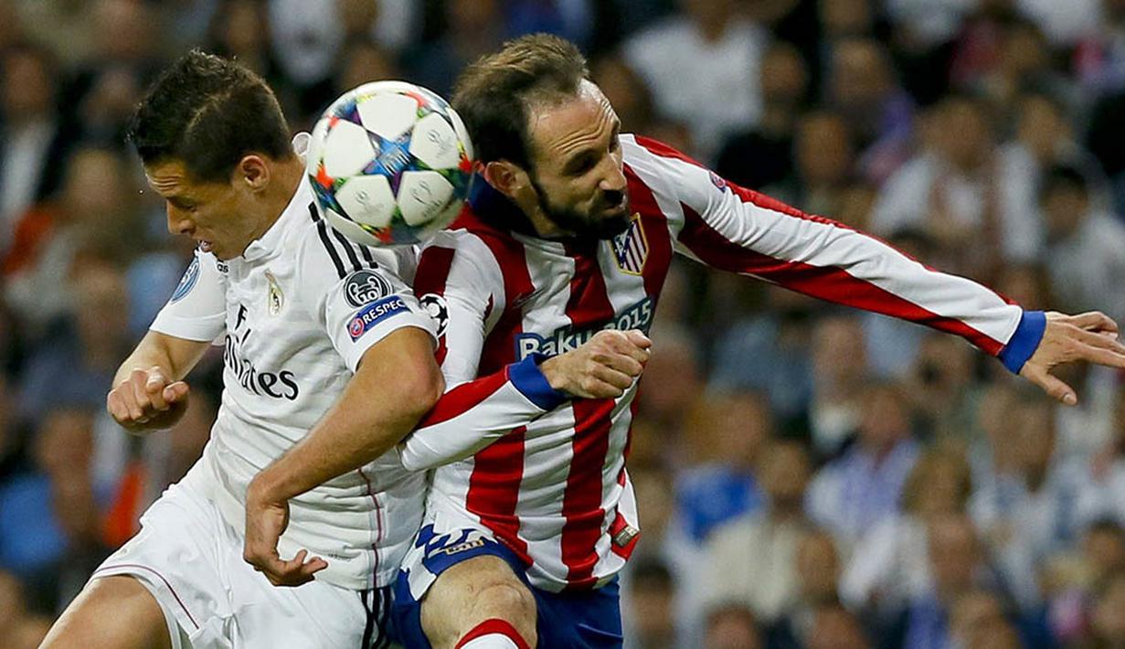 Striker Real Madrid, Chicharito, duel udara dengan pemain Atletico Madrid, Juanfran, pada laga perempat final Liga Champions di Stadion Santiago Bernabeu, Spanyol, Rabu (22/4/2015). (EPA/Juanjo Martin)