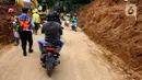 Kendaraan bermotor melintasi ruas jalan Cipanas - Cianjur yang sudah dibuka setelah terjadi longsor akibat gempa bumi di kawasan Cugenang, Cianjur, Jawa Barat, Selasa (22/11/2022). Ruas jalan Cipanas - Cianjur dibuka secara situasional karena di kawasan tersebut masih dilakukan proses evakuasi warga yang masih tertimbun longsor. (merdeka.com/Arie Basuki)