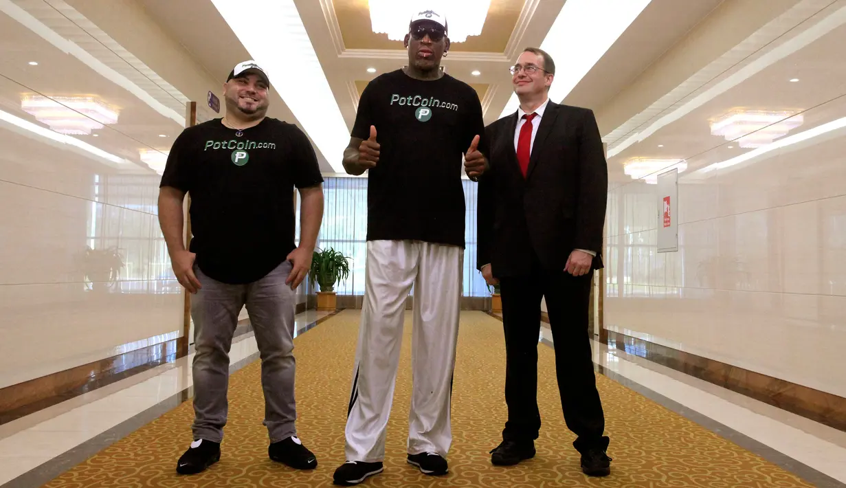 Dennis Rodman berpose bersama rombongannya  saat saat tiba di Bandara Internasional Sunan di Pyongyang, Korea Utara, (13/6). (Foto AP/Kim Kwang Hyon)