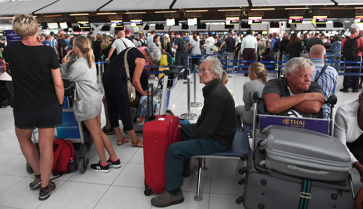 Penumpang berada di area check-in di Bandara Internasional Suvarnabhumi di Bangkok (28/2). Puluhan penerbangan menuju Eropa dibatalkan setelah Pakistan menutup wilayah udaranya karena ketegangan dengan India meningkat. (AFP Photo/Lillian Suwnrumpha)