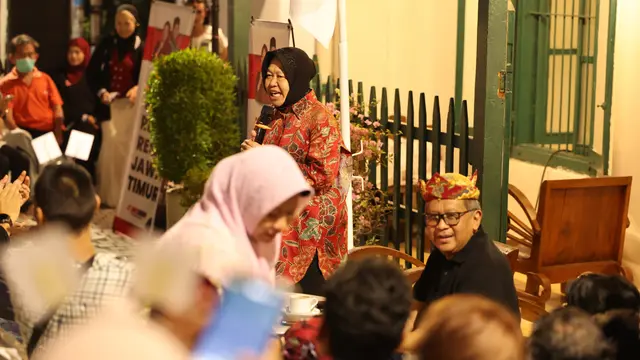 Pasangan Calon Gubernur Jawa Timur nomor urut 3, Tri Rismaharini-Gus Hans, bersilaturahmi dengan anak-anak muda Kota Surabaya di Museum HOS Tjokroaminoto, Selasa (29/10/2024).