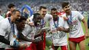 Pemain Portugal berpose dengan trofi juara Piala Eropa 2016, Senin (11/7/2016) dini hari WIB. (AFP/Valery Hache)