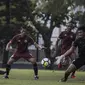 Kiper Persija Jakarta, Gianluca Rossy, berusaha menangkap bola saat latihan di Lapangan ABC Senayan, Jakarta, Senin (14/5/2018). Latihan ini persiapan jelang melawan Home United pada laga AFC Cup. (Bola.com/Vitalis Yogi Trisna)