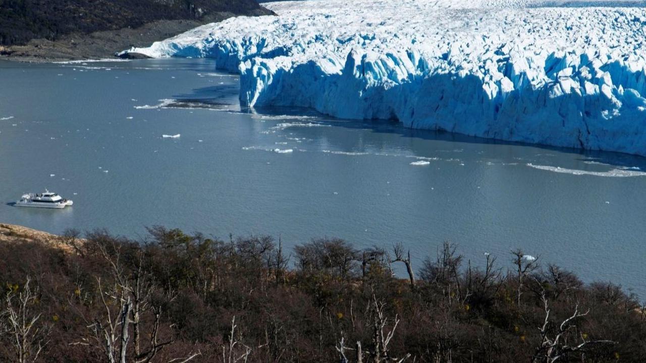 Dengan luas mencapai 600.000 hektare, Taman Nasional Los Glaciares terdiri dari kawasan taman nasional dan cagar nasional yang menawarkan pemandangan alam yang menakjubkan dan menjadi destinasi populer bagi para pecinta alam dan petualang dari seluruh dun