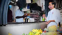 Jokowi beli pisang di Pasar Sota, Merauke, Papua. (Foto: Biro Pers, Media dan Informasi Sekretariat Presiden)