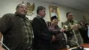Ketua F-PKS Jazuli Juwaini (kedua kanan) bersama Kasubdit Peran Serta Masyarakat BNN Dik Dik Kusnadi (kedua kiri) menunjukan urine usai tes di ruang Fraksi PKS, Kompleks Parlemen Senayan, Jakarta, Kamis (26/03/2015). (Liputan6.com/Andrian M Tunay)