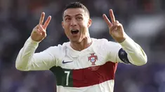Selebrasi pemain Timnas Portugal, Cristiano Ronaldo, setelah mencetak gol ke gawang Timnas Islandia dalam pertandingan lanjutan grup J Kualifikasi Euro 2024 yang berlangsung di Laugardalsvollur, Reykjavik, Rabu (21/6/2023) dini hari WIB. Ini merupakan gol ke-123 Ronaldo bersama Portugal. (AP Photo/Arni Torfason)